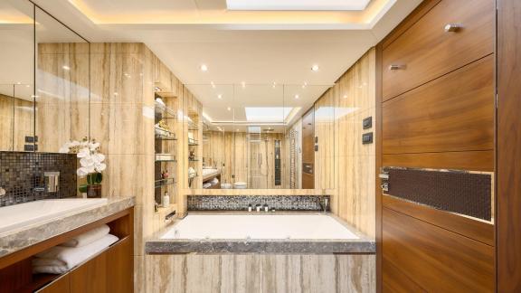 Princess 40M bietet Whirlpool, Marmorverkleidung und elegantes Design.