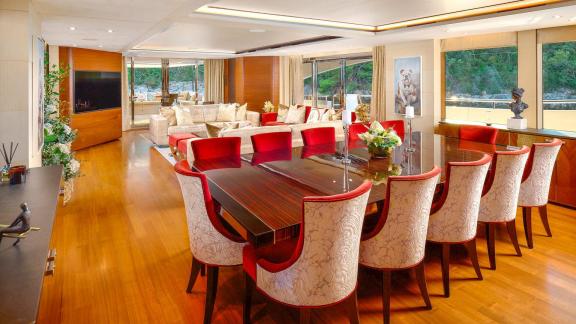 Die Princess 40M bietet ein stilvolles Esszimmer mit Blick auf grüne Ufer.