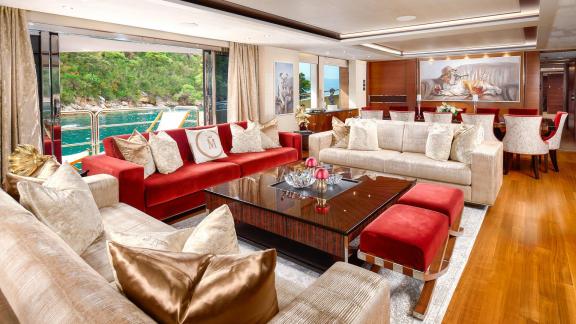 Die stilvolle Lounge der Princess 40M bietet Komfort und Blick ins Grüne.