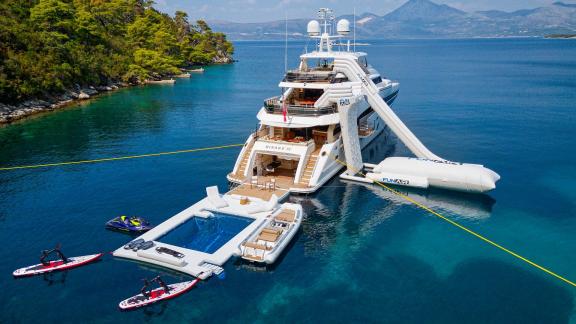 Princess 40M bietet Rutsche, Pool und Sportgeräte für Spaß auf dem Wasser.