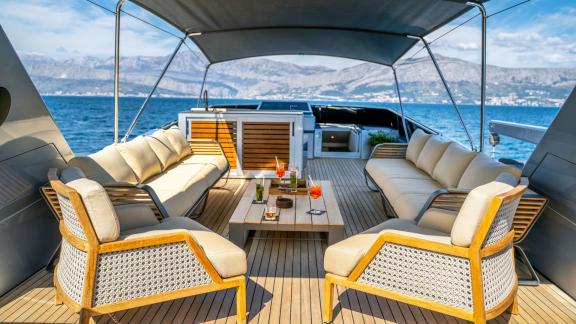 Superphantom 85 flybridge features stylish furniture and refreshing cocktails.