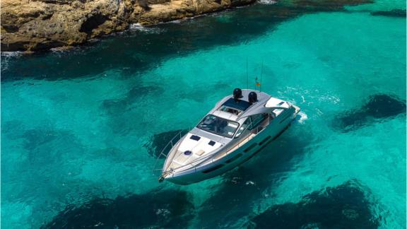 Mallorca motoryat kiralama seçeneklerinden Polar, berrak koy sularında huzur sunuyor.