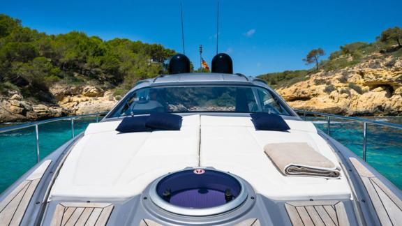 Mallorca motoryat kiralama arayanlar için Polar'ın güneşlenme alanı doğayla iç içe huzur sunuyor.