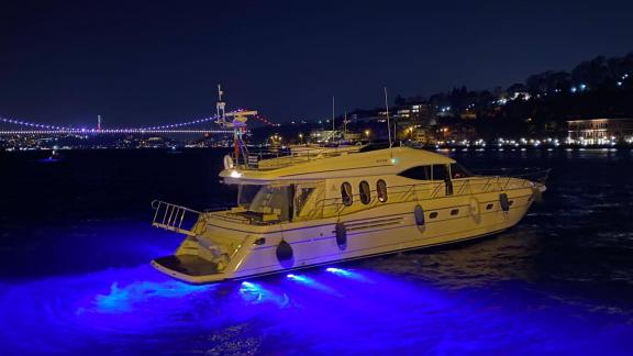 River S motoryatı, gece vakti ışıklarıyla büyüleyici bir manzara sunuyor, Boğaz'ın parıltılı sularında görsel şölen yara