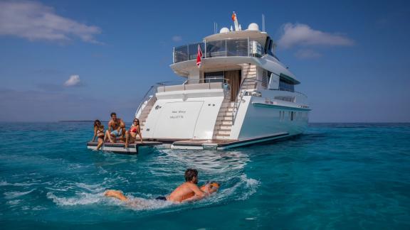 Auf der Heckplattform der Sea Story genießen Gäste Sonne und Schwimmen bei Ibiza.