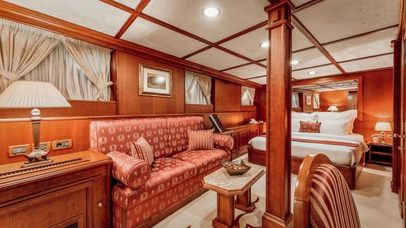 Suite mit Holzdetails Sofa und bequemem Bett. Luxusyacht Charter in Split für stilvolle Nächte.