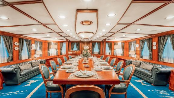 Der Speisesaal der Motoryacht Seagull 2 mit langem Tisch und edlem Design bietet Raum für besondere Abende.