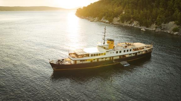 Die Motoryacht Seagull 2 liegt vor Anker in einer ruhigen Bucht von Split und kann gechartert werden.