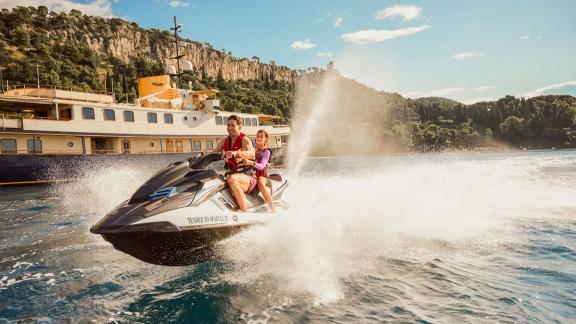 Vor der vor Anker liegenden Luxus Motoryacht Seagull 2 in Split wird Jetski gefahren. Sommerliche Charter möglich.