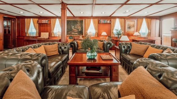 Der Salon der Motoryacht Seagull 2 mit Ledersofas und elegantem Design bietet Gästen Komfort und Stil.