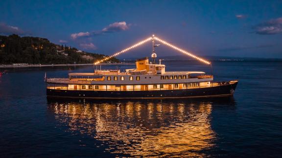 Die von Lichtern erhellte Motoryacht Seagull 2 liegt vor Anker in einer Bucht bei Split und kann gechartert werden.