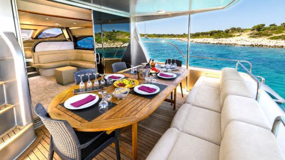Selenge bietet einen stilvollen Außen Essbereich für private Einladungen und luxuriöse Yachtcharter in Bodrum.