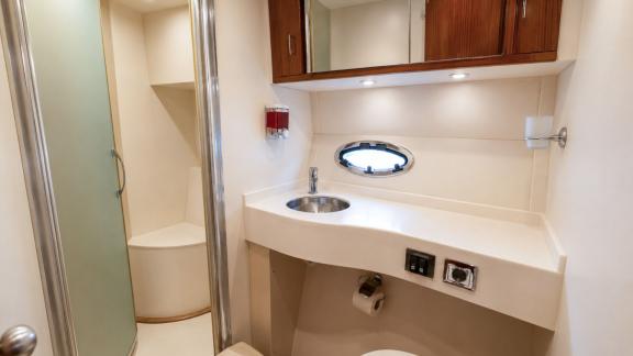 Selenge bietet ein modernes Gästebad für mehr Komfort bei Wochencharter und Yachturlauben in Bodrum.