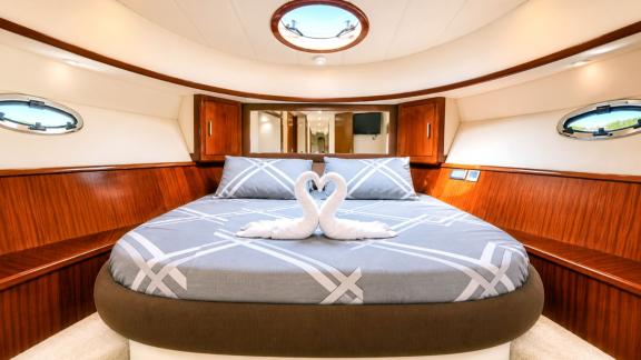 Selenge bietet eine stilvolle Doppelkabine für komfortable Übernachtungen und private Yachtcharter in Bodrum.