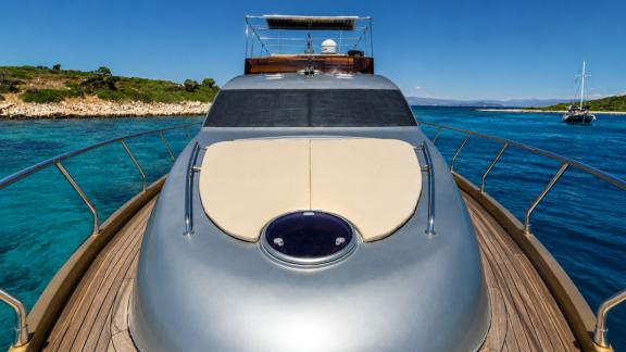 Selenge bietet ein großzügiges Sonnendeck am Bug für Tagescharter, Badepausen und luxuriöse Yachturlaube in Bodrum.