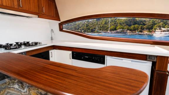 Selenge bietet eine voll ausgestattete Pantry für längere Aufenthalte und komfortable Wochencharter in Bodrum.