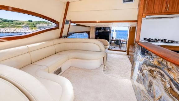 Selenge bietet einen stilvollen Innen salon für entspannte Stunden, private Yachttouren und Wochencharter in Bodrum.