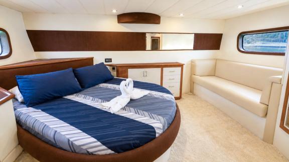 Selenge bietet eine geräumige Masterkabine für Wochencharter und luxuriöse Yachturlaube in Bodrum.