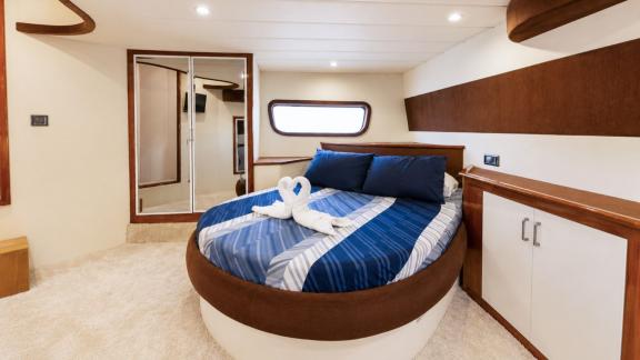 Selenge bietet eine geräumige Masterkabine für private Yachturlaube und Wochencharter in Bodrum.