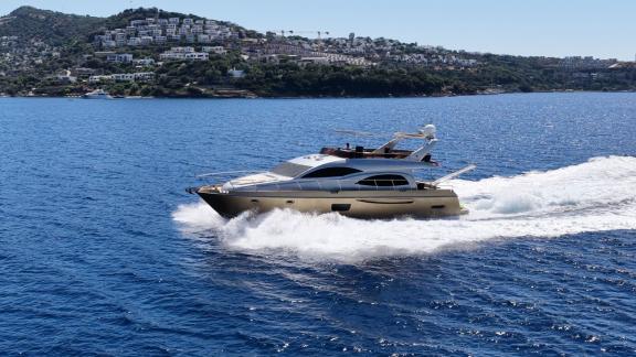 Selenge fährt entlang der Küste von Bodrum und eignet sich für exklusive Motoryacht Touren und private Charter.