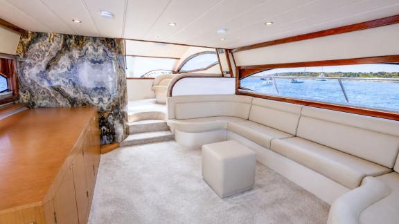 Selenge bietet einen großzügigen Innen salon für Familienurlaube und komfortable Motoryacht Charter in Bodrum.