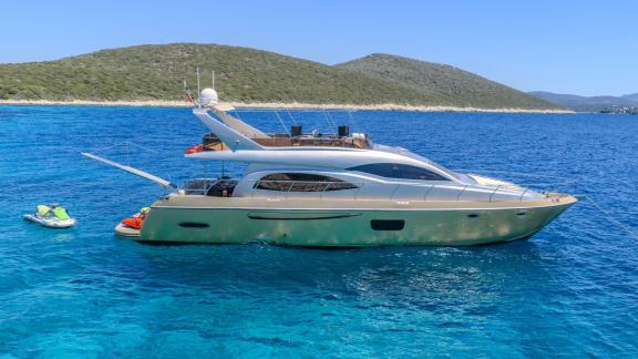 Selenge liegt vor Bodrum und eignet sich ideal für tägliche Bootstouren sowie wöchentliche Motoryacht Charter.