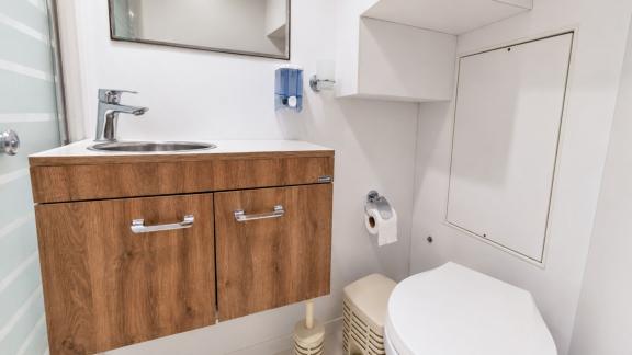 Selenge bietet ein stilvolles Gästebad für private Yachturlaube und komfortable Wochencharter in Bodrum.