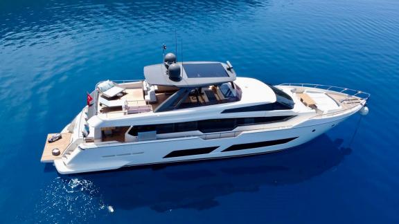 Моторная яхта Shero модели Ferretti 850 стоит на якоре в бирюзовых водах Мармариса.