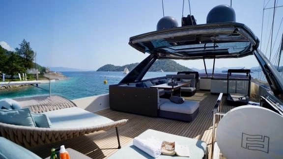 На флайбридже Ferretti 850 Shero расположены диваны и лежаки для загара.