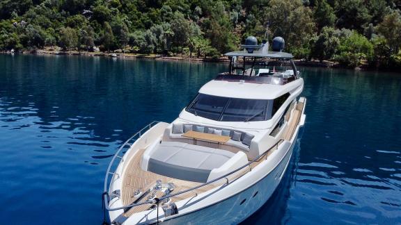 На передней палубе Ferretti 850 Shero расположена просторная зона для отдыха.