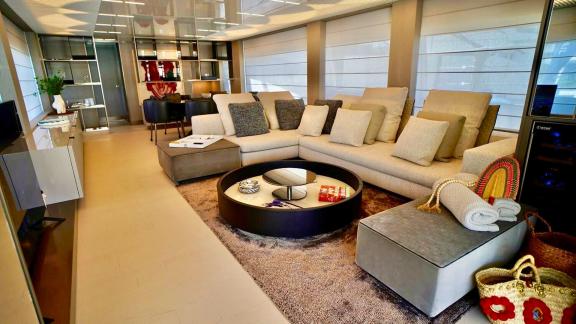 В салоне Ferretti 850 в Мармарисе расположен угловой диван и журнальный столик.