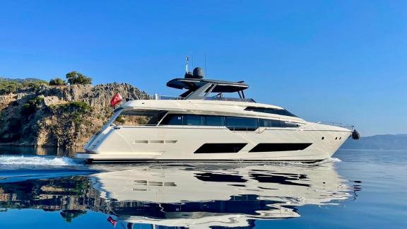 Моторная яхта Shero Ferretti 850 движется по спокойным водам рядом с Мармарисом.