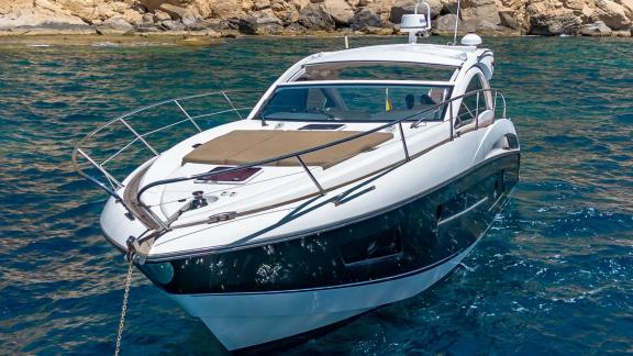 Die stilvolle Motoryacht Silencio liegt in klarem Wasser vor der Küste Mallorcas.