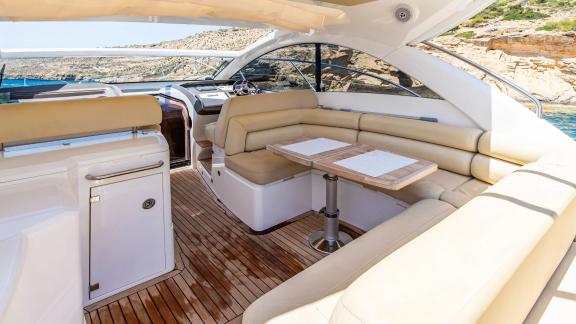 Auf dem Heckdeck der Yacht Silencio bei Mallorca befindet sich ein gemütlicher Loungebereich.