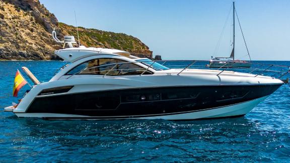 Die elegante Silencio bietet luxuriöse Momente im Mittelmeer.