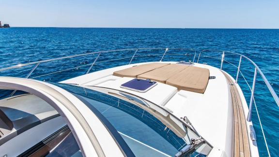 Vor Mallorca liegt die Silencio Yacht mit großzügiger Sonnenfläche auf dem Bug vor Anker.