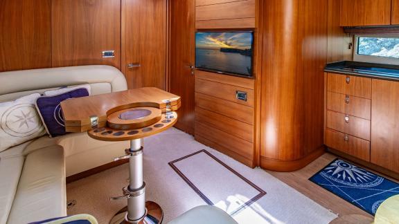 Die Yacht Silencio vor der Küste Mallorcas bietet einen komfortablen Innenbereich mit Sofa und Fernseher.