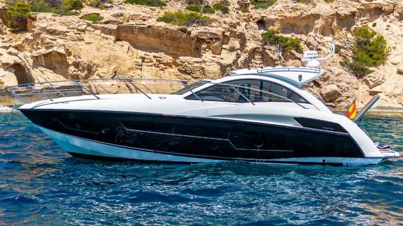Die Yacht Silencio liegt ruhig in einer felsigen Bucht an der mallorquinischen Küste.
