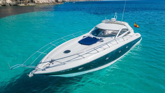 Ibiza açıklarında turkuaz sularda sabitlenmiş Stress isimli motoryat. İspanya'da günlük yat kiralama isteyenler için ide