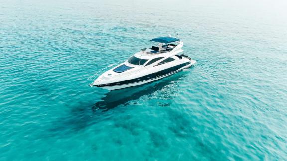 Яхта Tapia Bay стоит на якоре в бирюзовых водах Майорки аренда яхт.