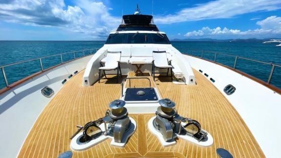 The foredeck of motor yacht Riva 21 features sun loungers and a spacious sunbathing area.