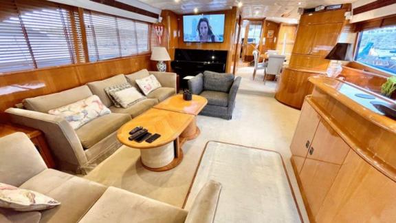 Der geräumige Salon der Motoryacht Riva 21 ist mit einer bequemen Sitzecke und einem Fernseher ausgestattet.