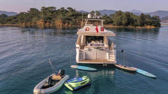 Die Motoryacht Vega liegt friedlich vor Anker in der Bucht von Göcek mit Wasserspielzeug.