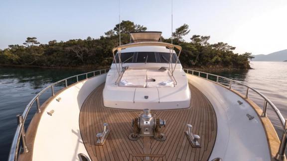 Das Vorderdeck der Motoryacht Vega in der Bucht von Göcek ist der perfekte Ort zum Entspannen.