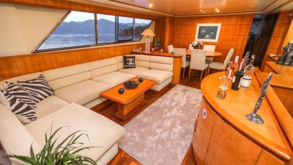 Der Salon der Motoryacht Vega in Göcek bietet Komfort und Stil.