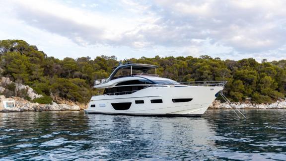 Explore the Greek islands with the elegant motorboat Vista. Charter now in Greece!