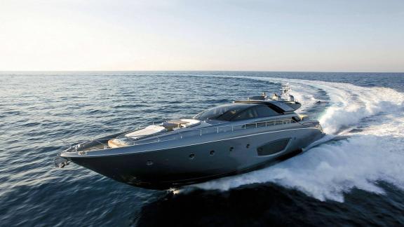 Luxus-Motoryacht Whatever on the move