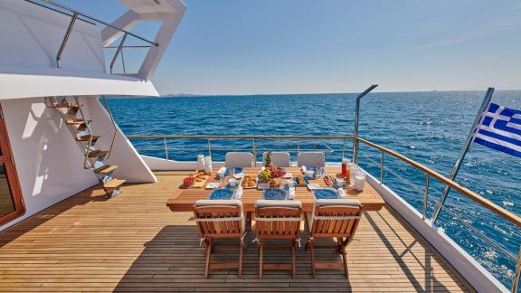 Eleganter Essbereich auf der Motoryacht Wide Liberty mit Blick auf das offene Meer.