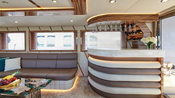 Stilvolle Bar im Salon der Motoryacht Wide Liberty, ideal für einen entspannten Drink an Bord.