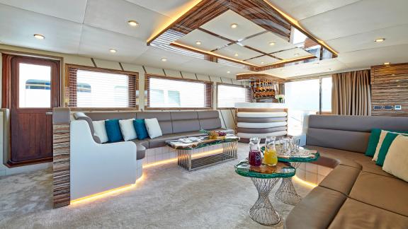 Stilvoller Salon der Motoryacht Wide Liberty mit eleganter Einrichtung und komfortablen Sitzgelegenheiten.